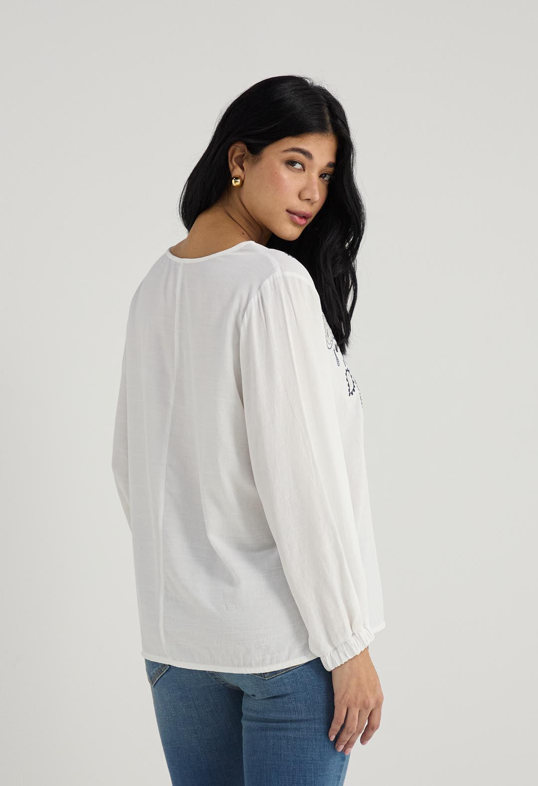 Blusa marfil con bordado en frente para mujer