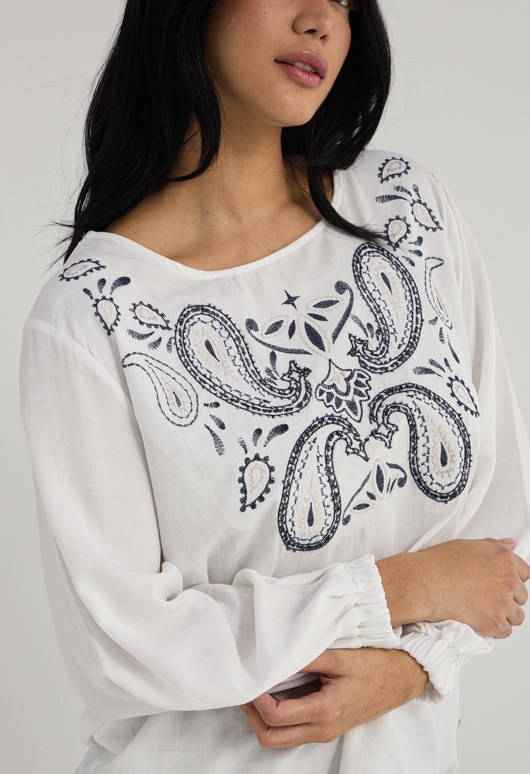 Blusa marfil con bordado en frente para mujer