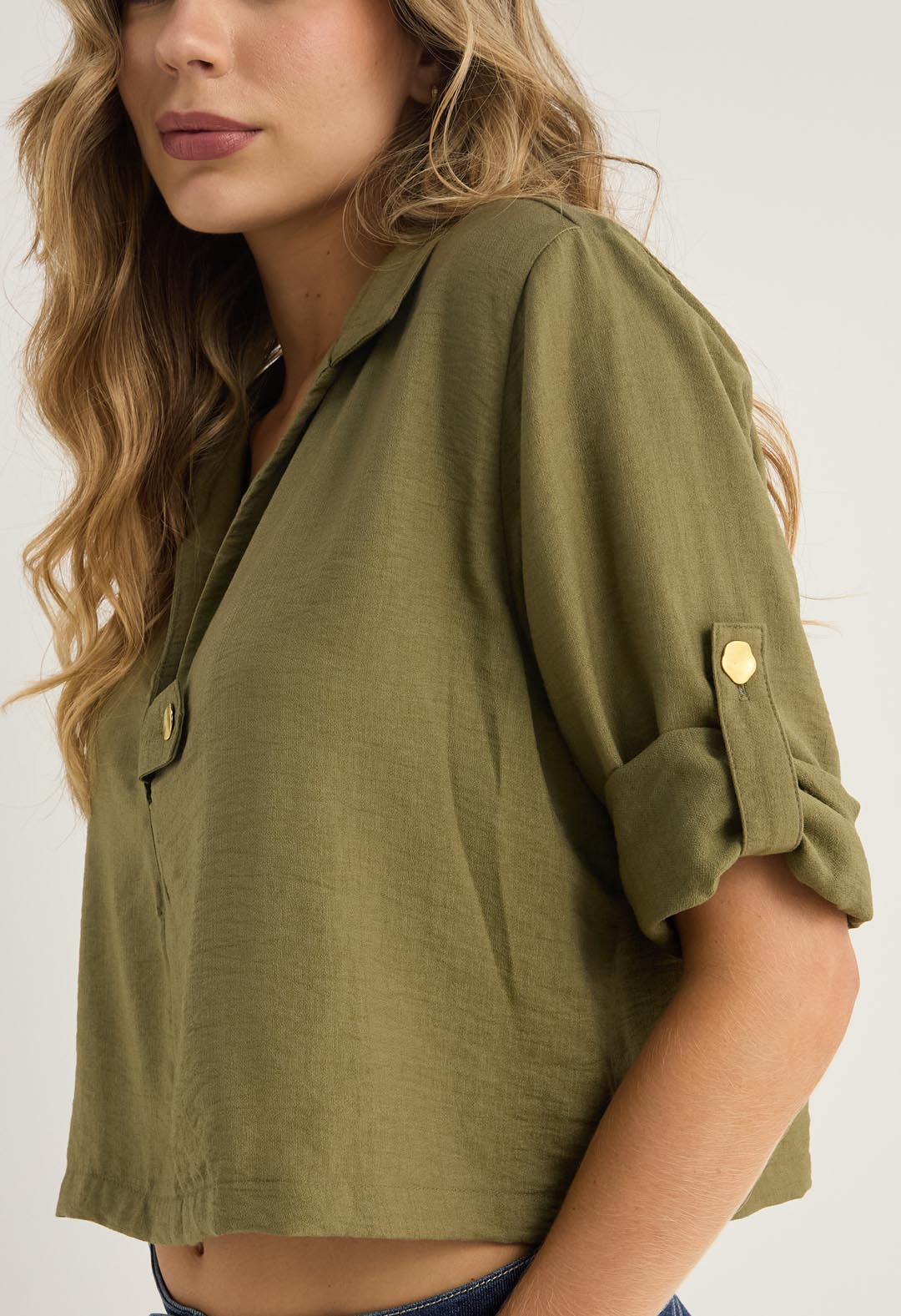 Blusa verde militar con charretera y botones para mujer