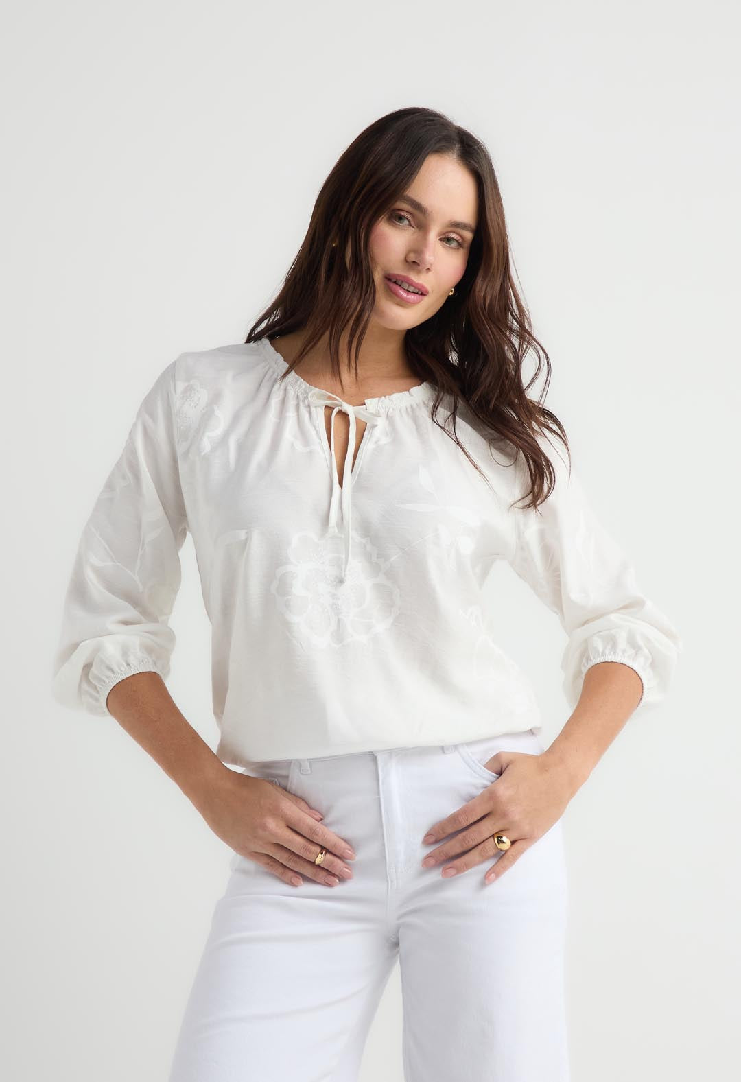 Blusa marfil con recogido en cuello para mujer