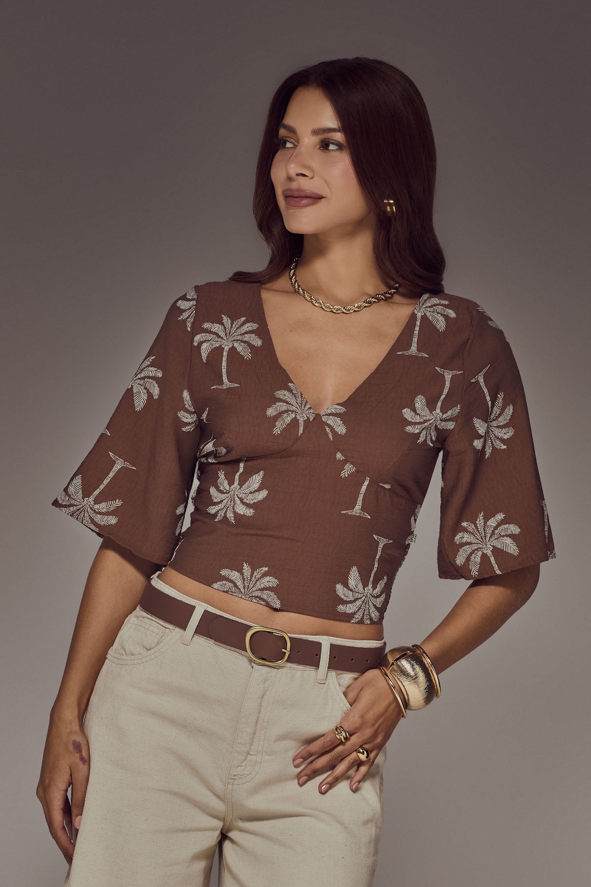 Camisa chocolate con escote en V para mujer