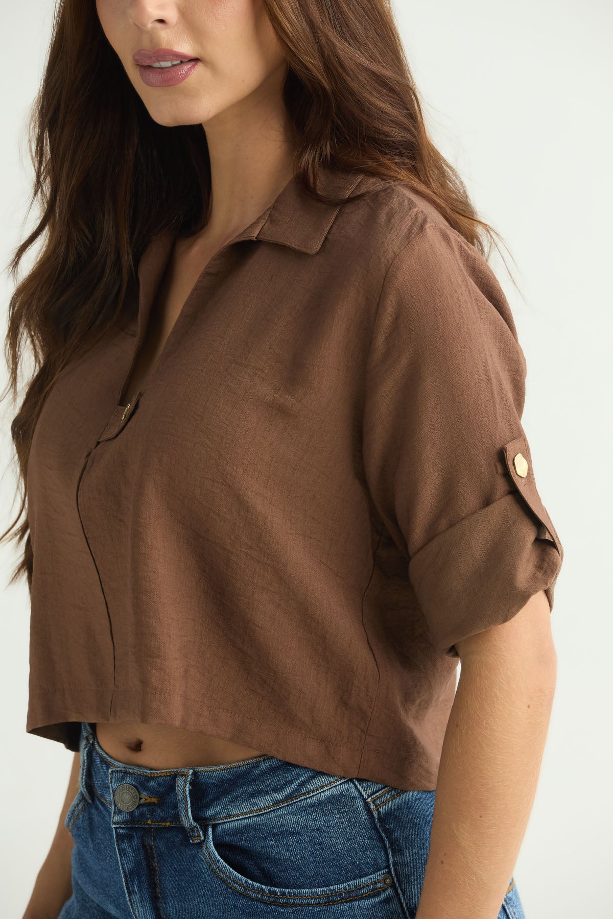 Blusa chocolate con charretera para mujer