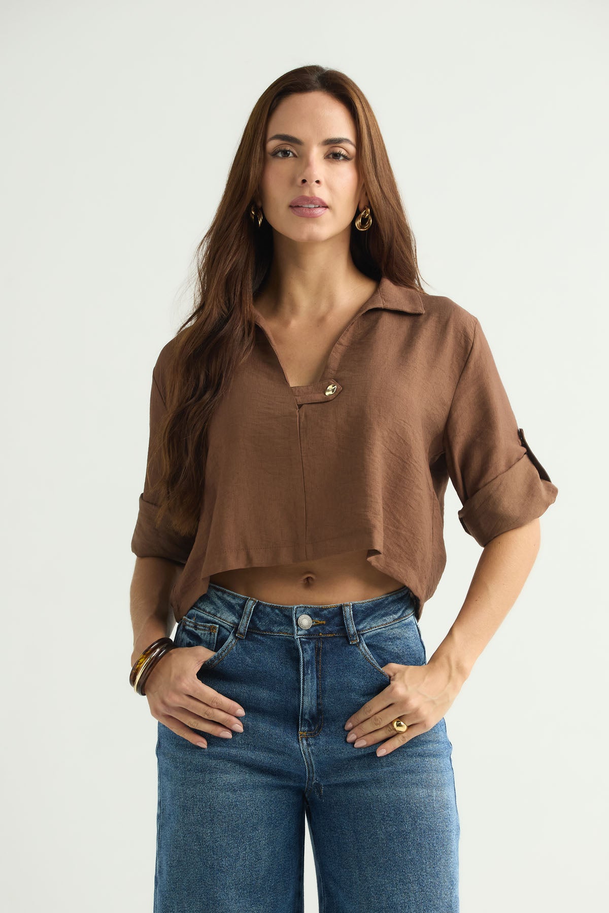 Blusa chocolate con charretera para mujer