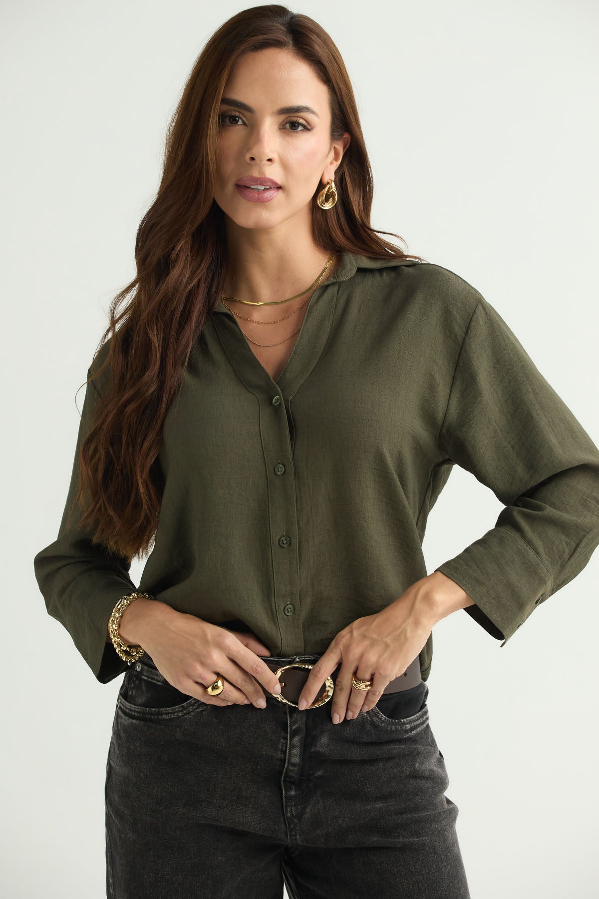 Camisa verde militar con escote en V para mujer