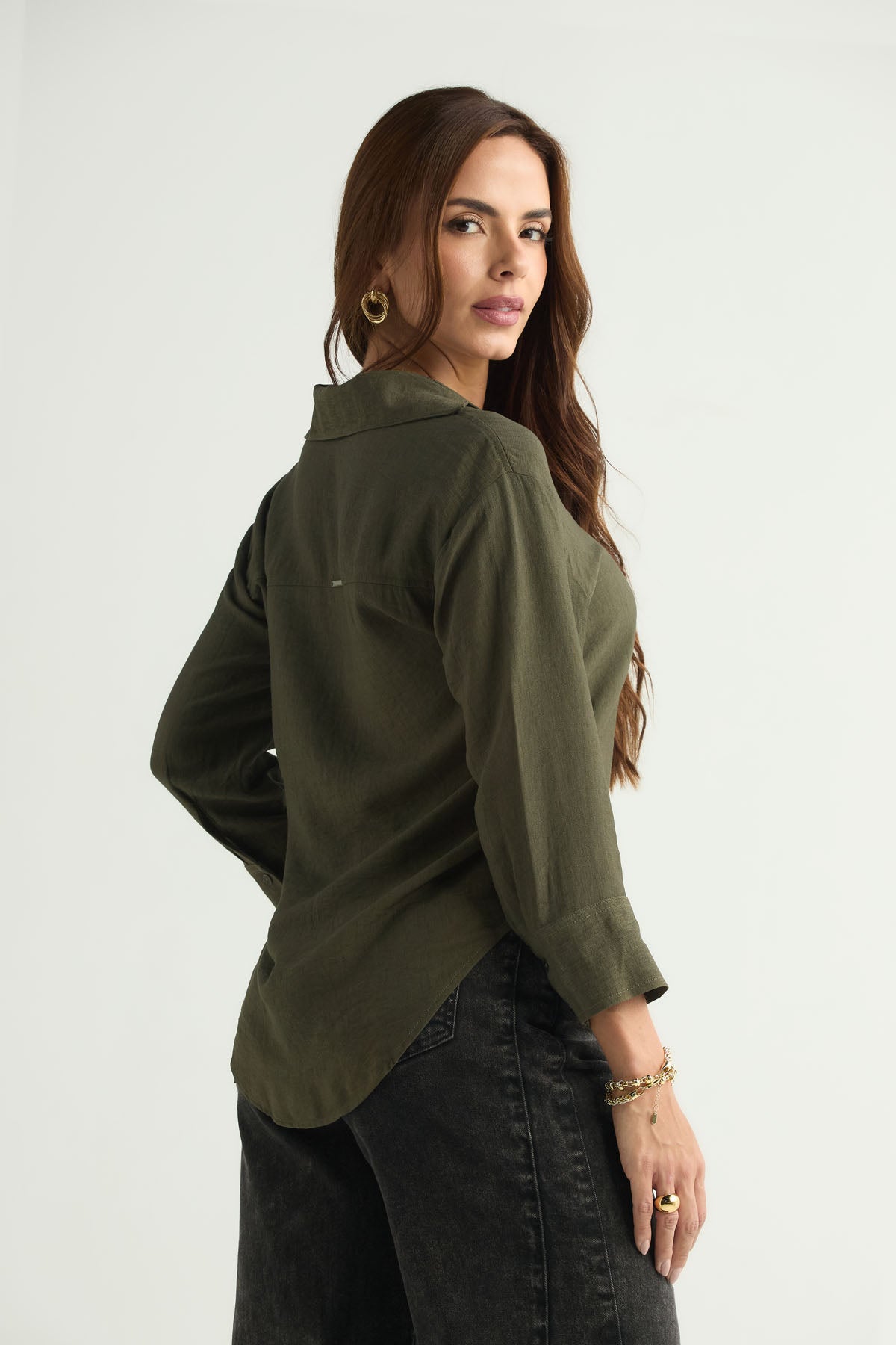 Camisa verde militar con escote en V para mujer