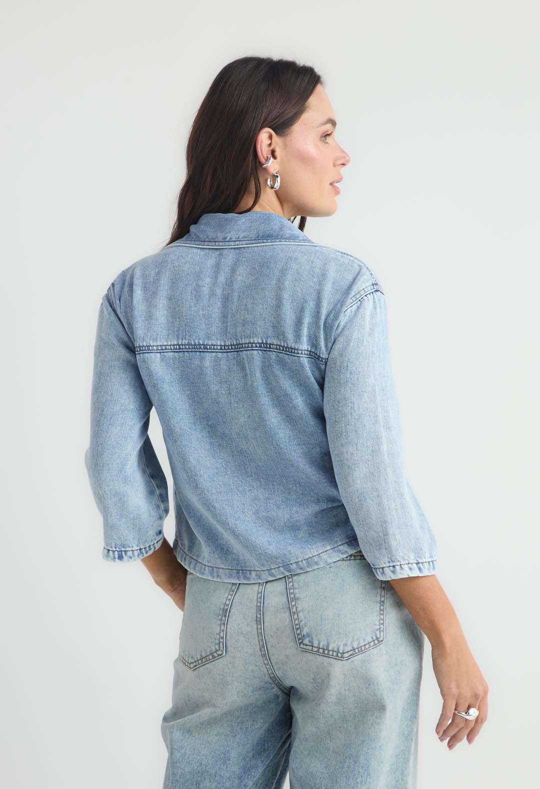 Blusa tipo cajón tono claro para mujer