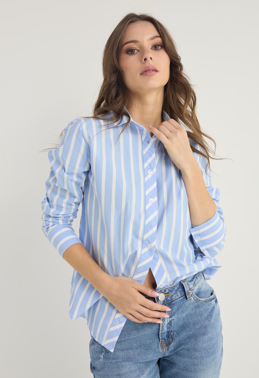 Blusa azul a rayas para mujeres