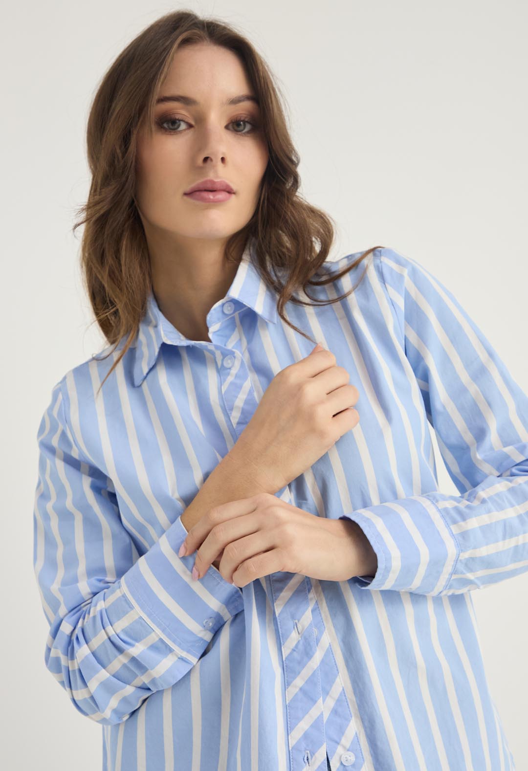 Blusa azul a rayas para mujeres