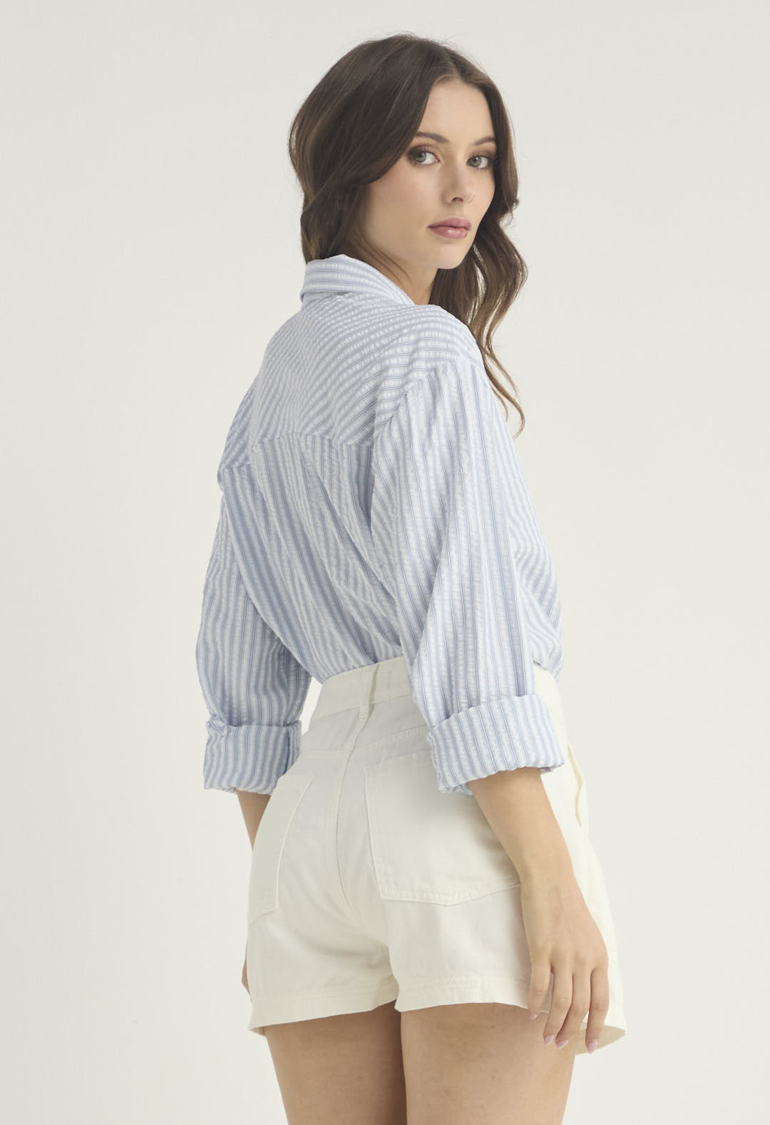 Blusa azul a rayas con botones para mujer