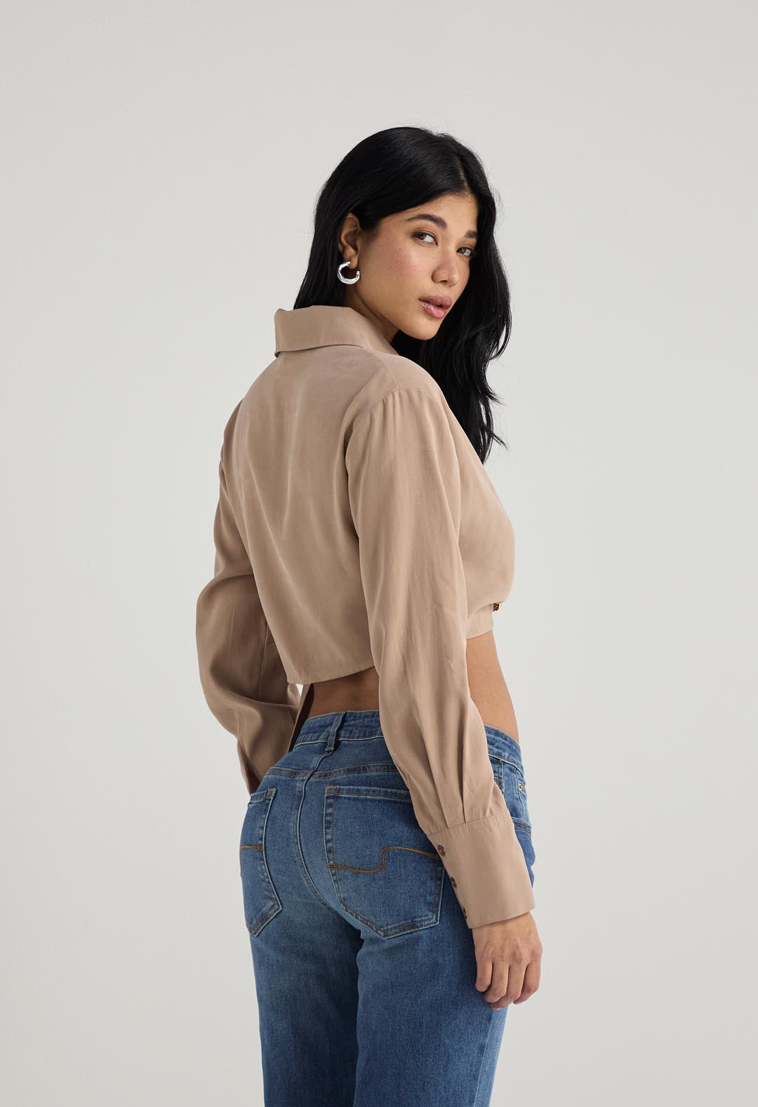 Blusa chocolate con hebilla para mujer