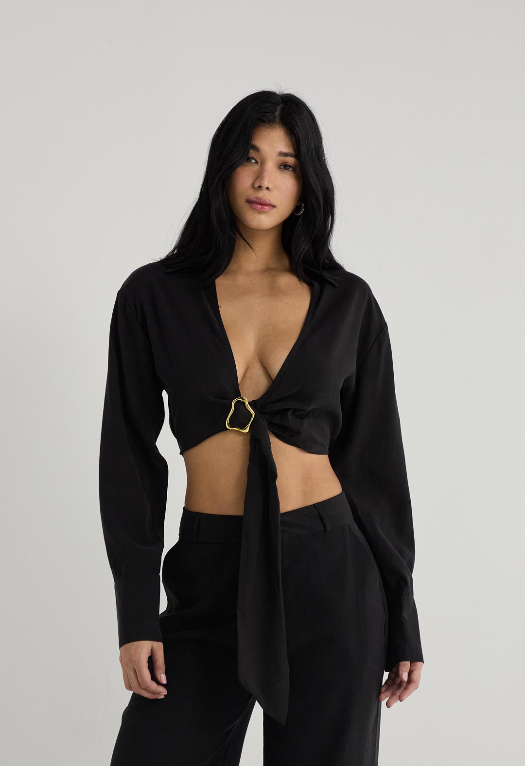 Blusa negra con hebilla para mujer