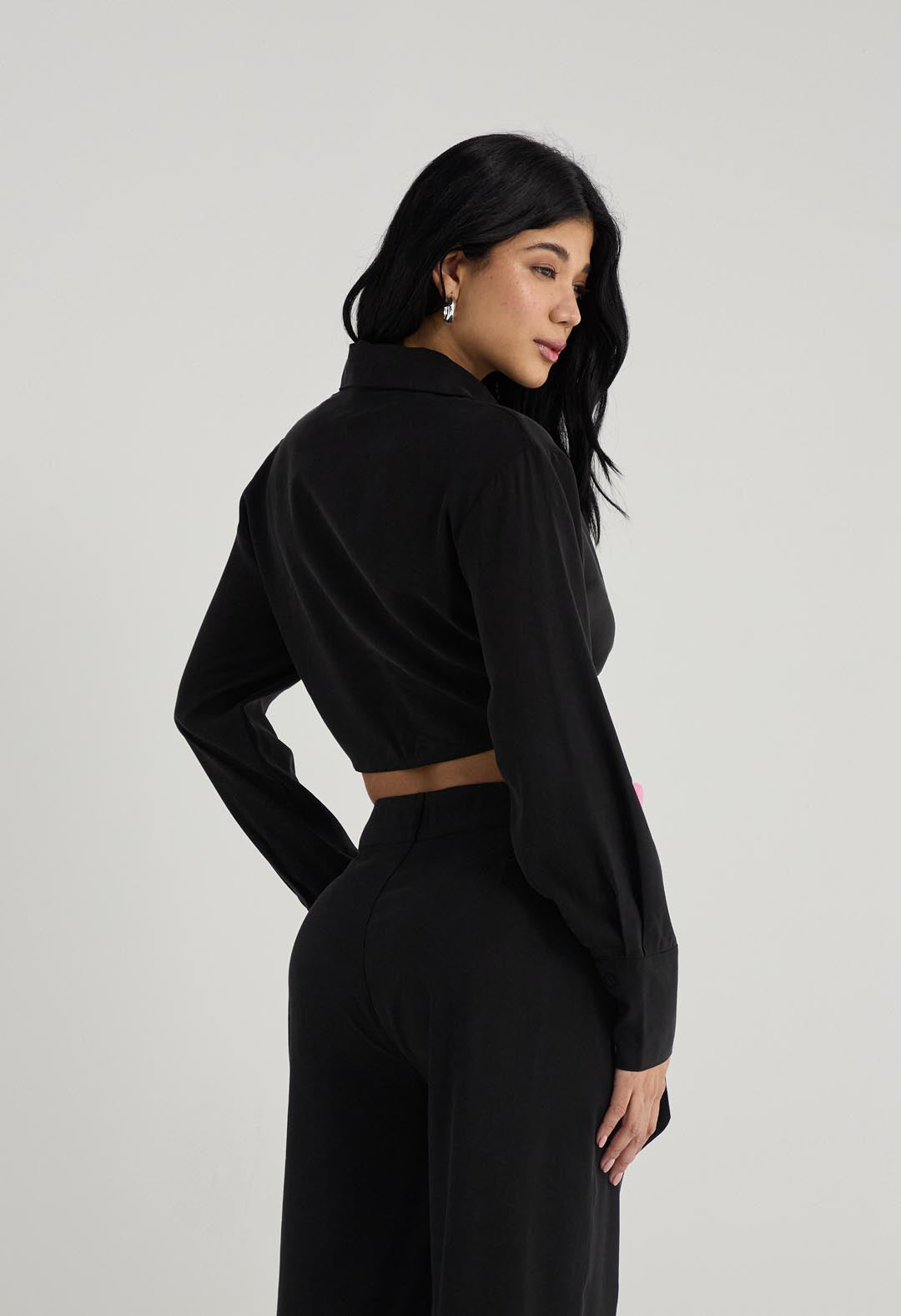 Blusa negra con hebilla para mujer
