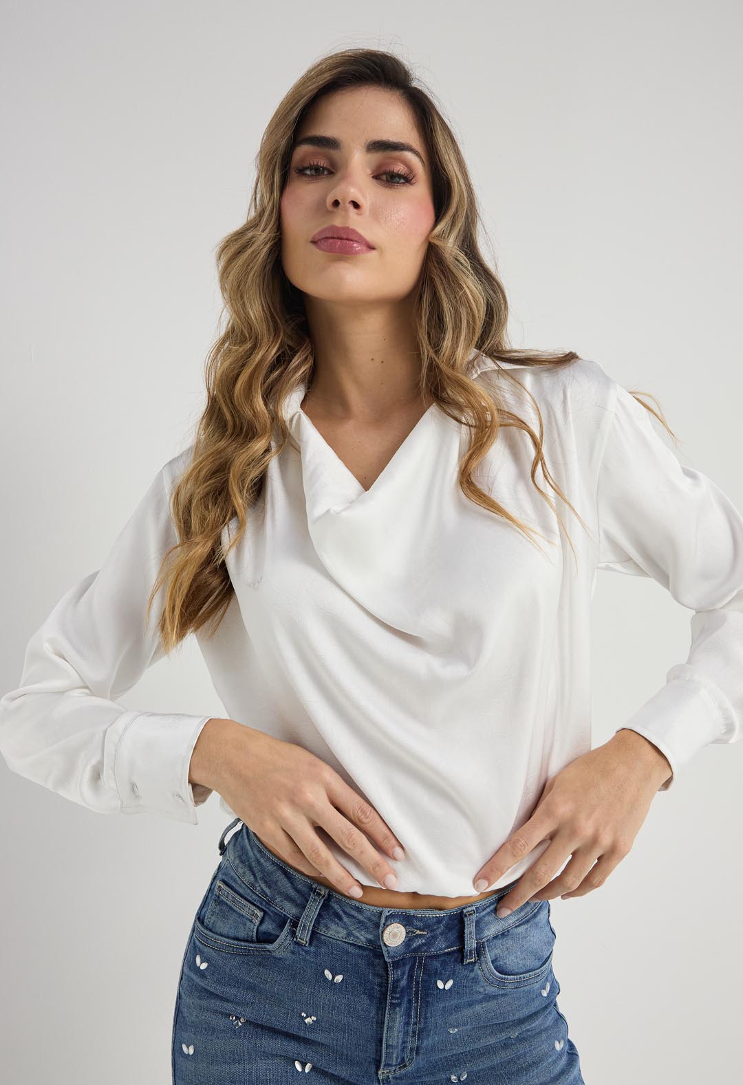 Blusa marfil con escote redondo para mujer