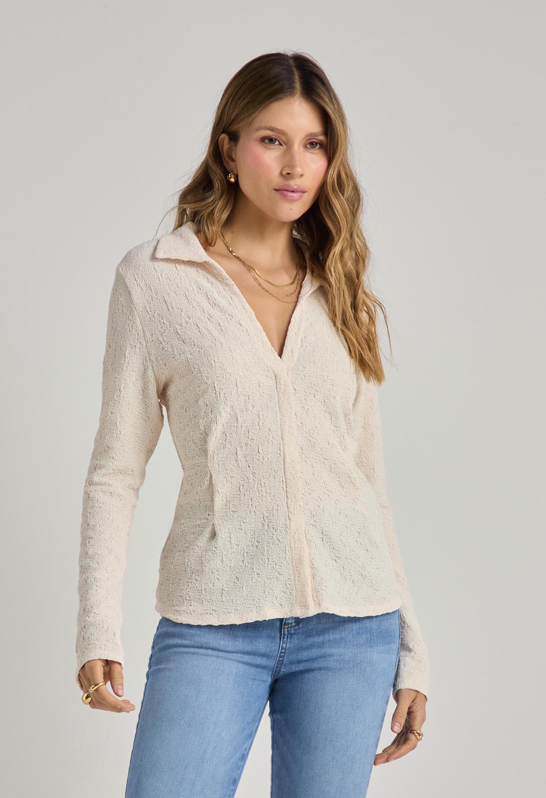 Blusa marfil cuello en tela con efecto para mujer
