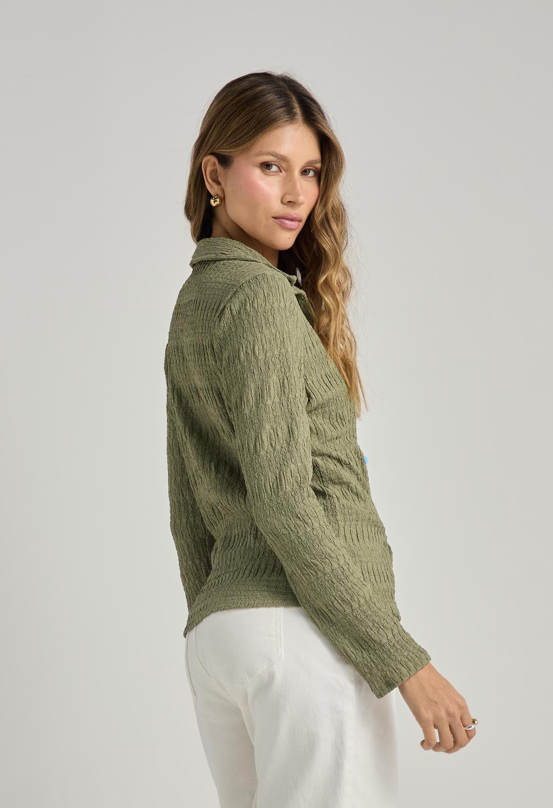 Blusa verde cuello en tela con efecto para mujer