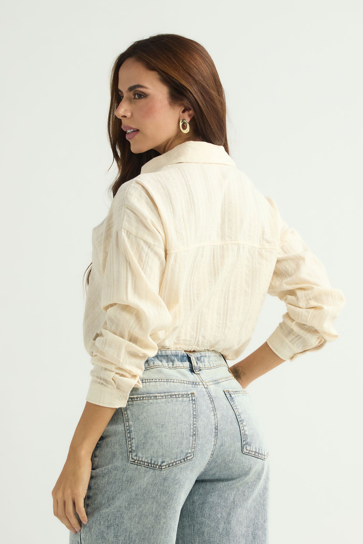 Blusa arena con jaretas en frente para mujer