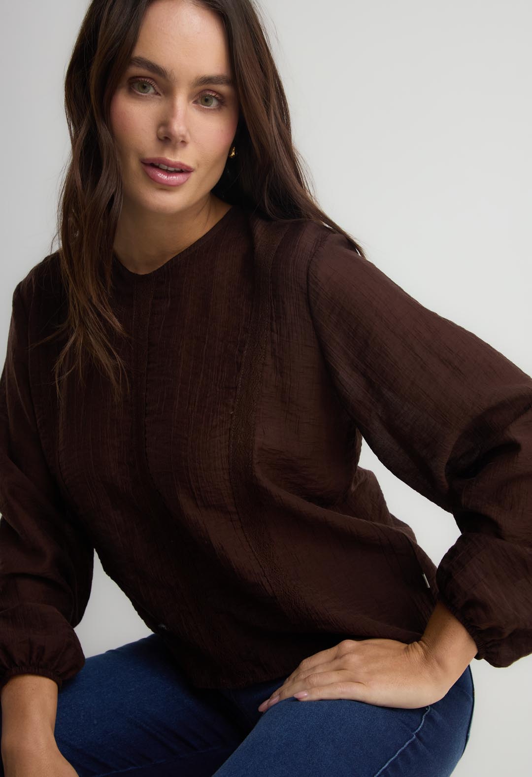 Blusa chocolate con letines en frente para mujer