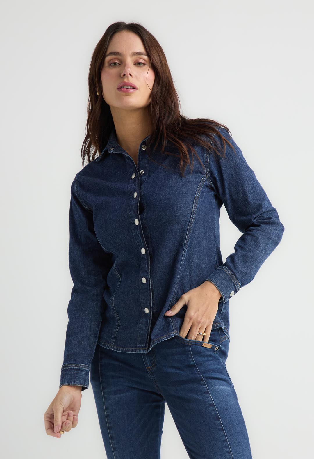 Camisa tono oscuro de manga larga para mujer