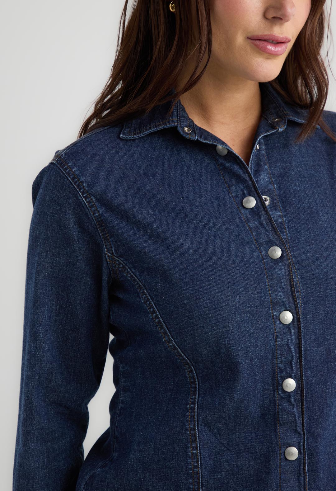 Camisa tono oscuro de manga larga para mujer