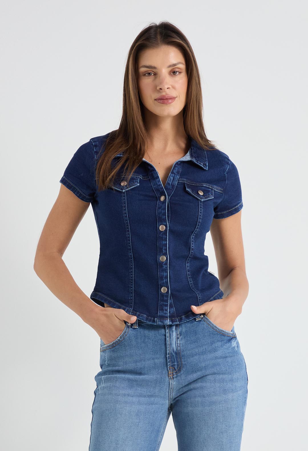 Blusa oscura ajustada para mujeres