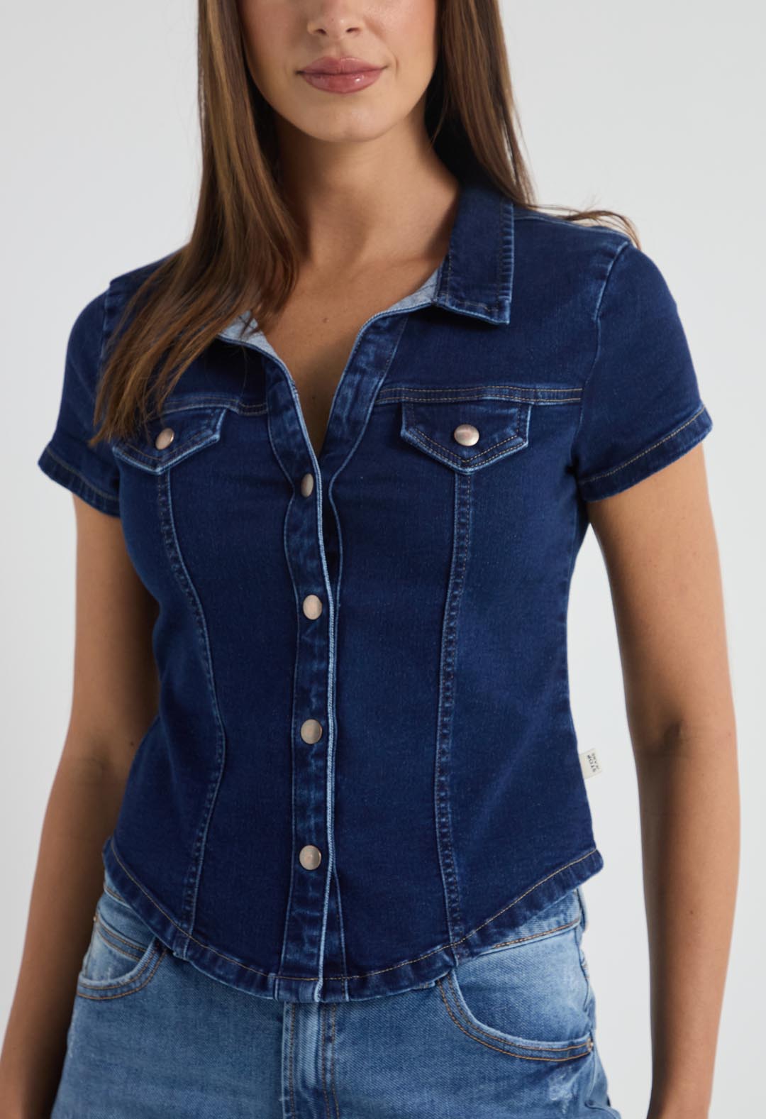 Blusa oscura ajustada para mujeres