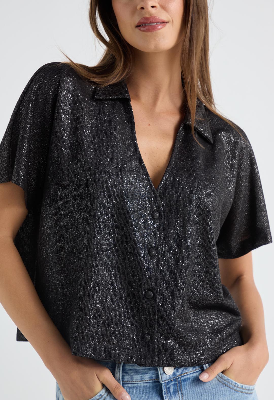 Blusa negra con cuello sport para mujer