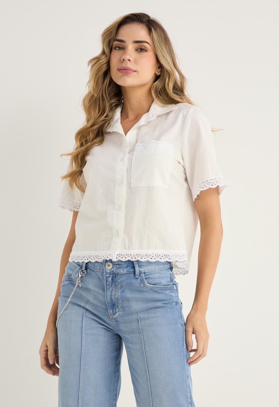 Blusa blanca con encaje para mujer