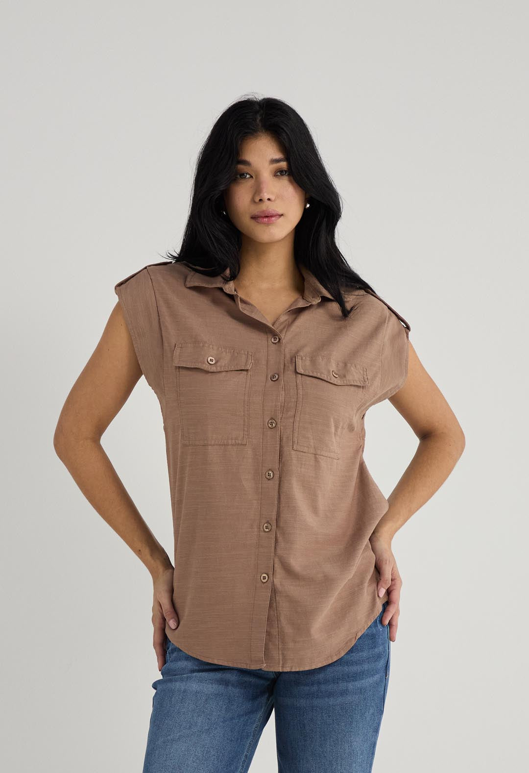 Blusa chocolate con bolsillos y botones en frente para mujer