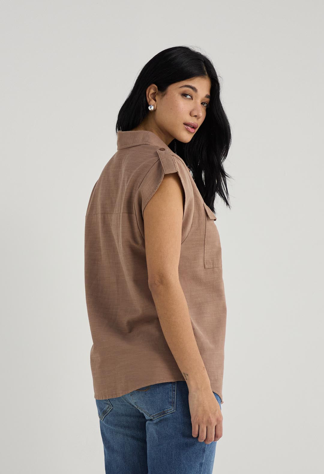 Blusa chocolate con bolsillos y botones en frente para mujer