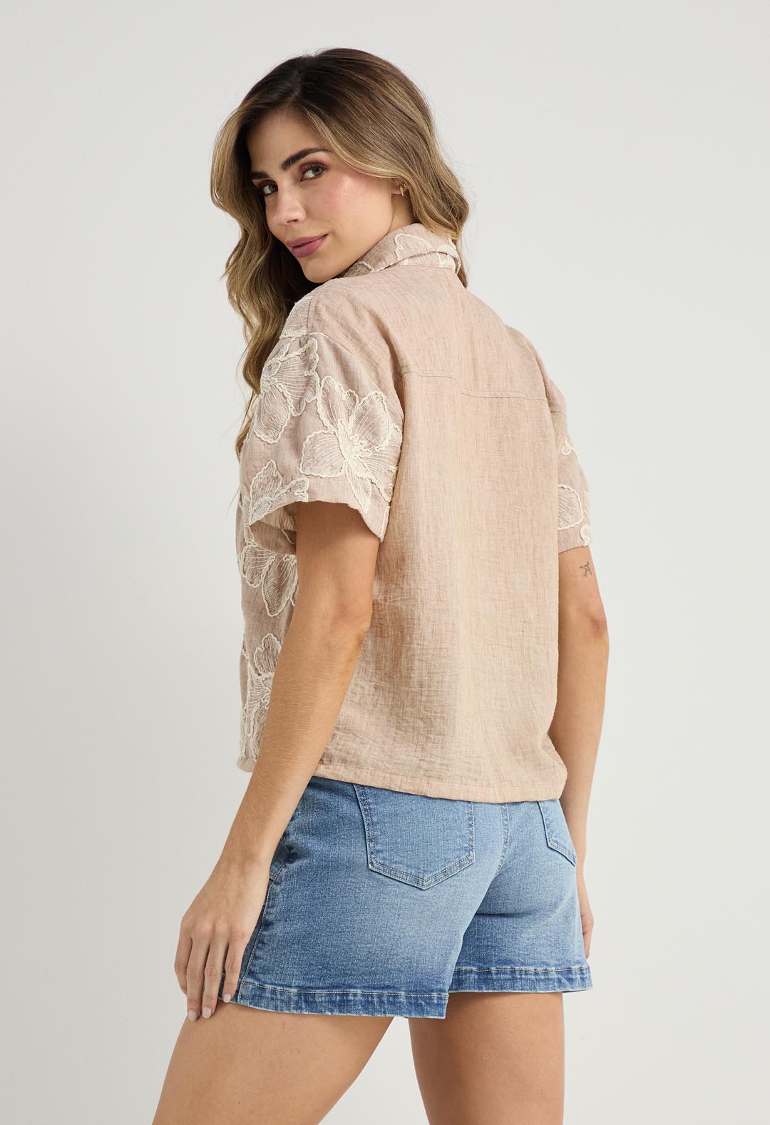 Blusa arena con botones para mujer