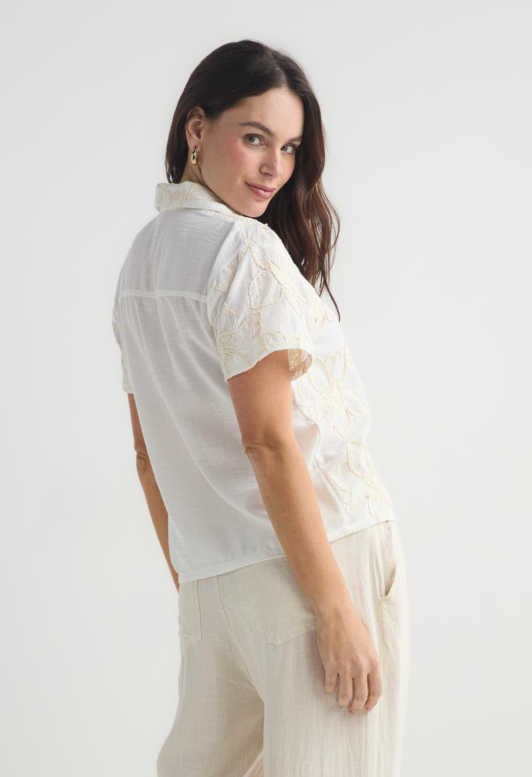 Blusa marfil con botones para mujer