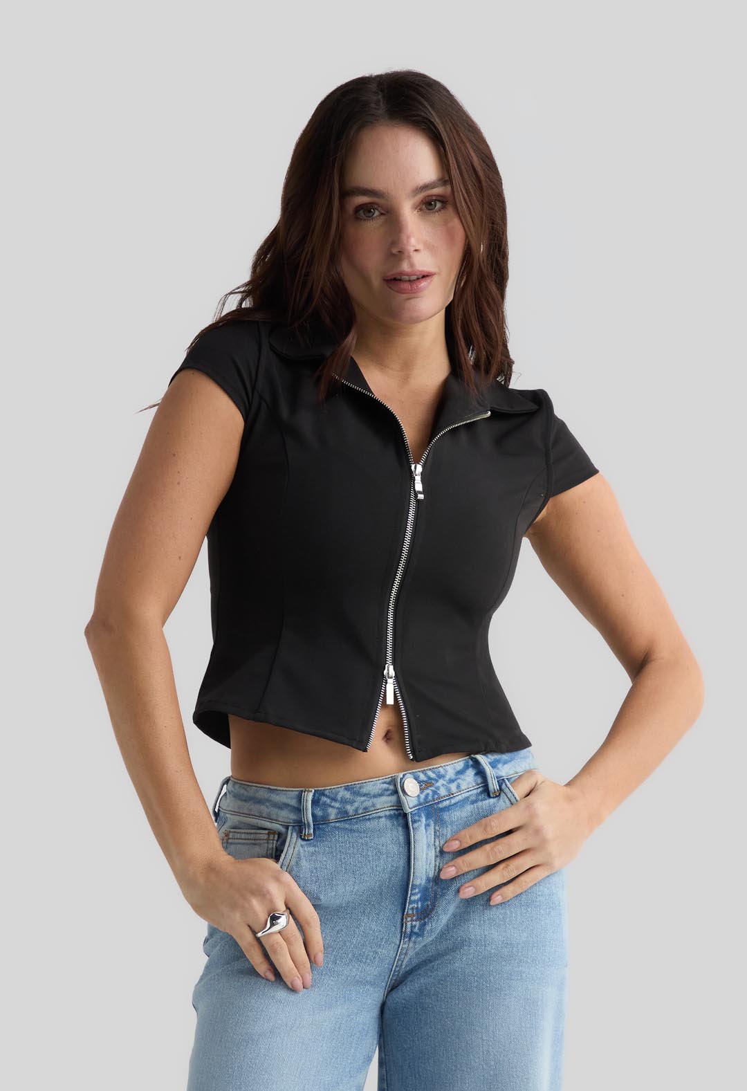 Blusa negra con cremallera para mujer