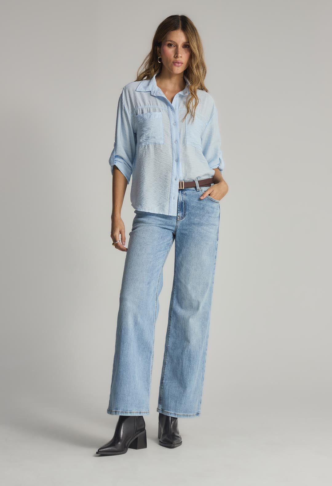 Blusa azul claro con bolsillos en frente para mujer