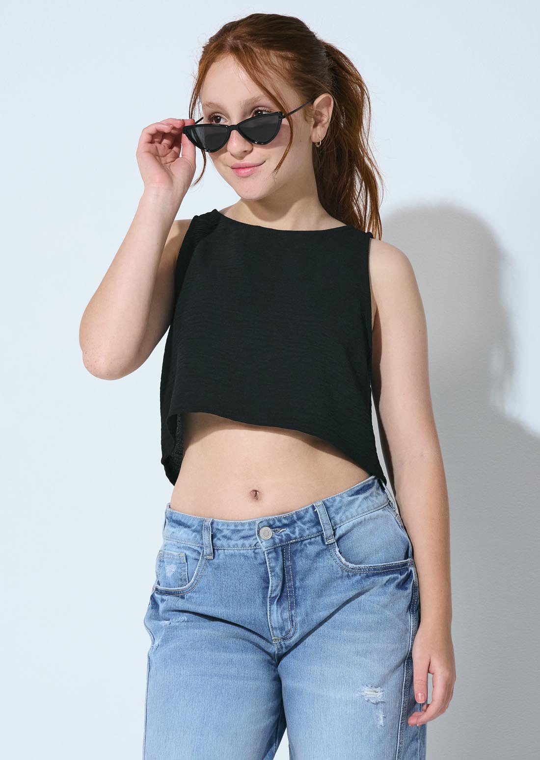 Blusa negra con botón en espalda para adolescentes