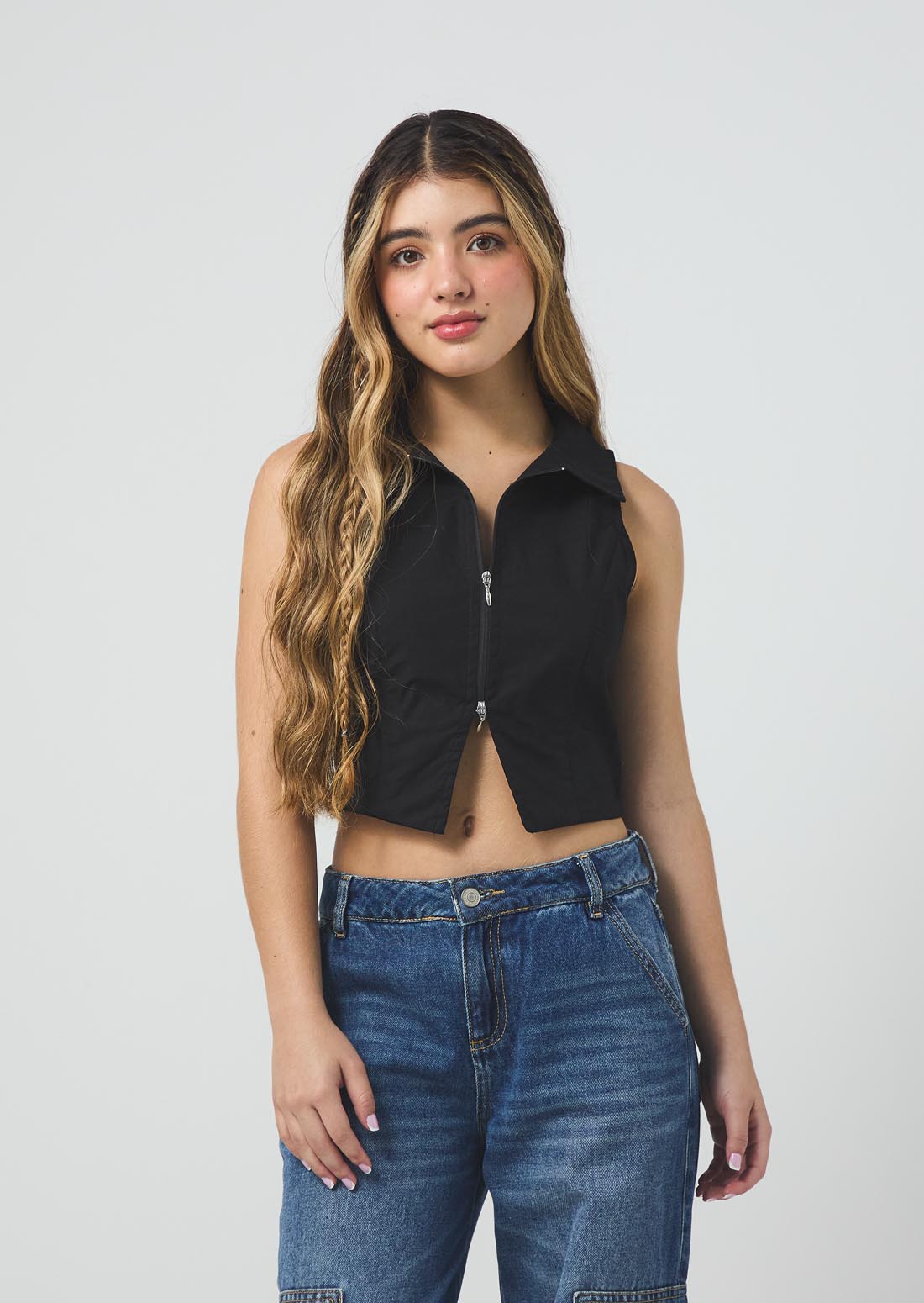 Blusa negra con cierre en frente para jóvenes