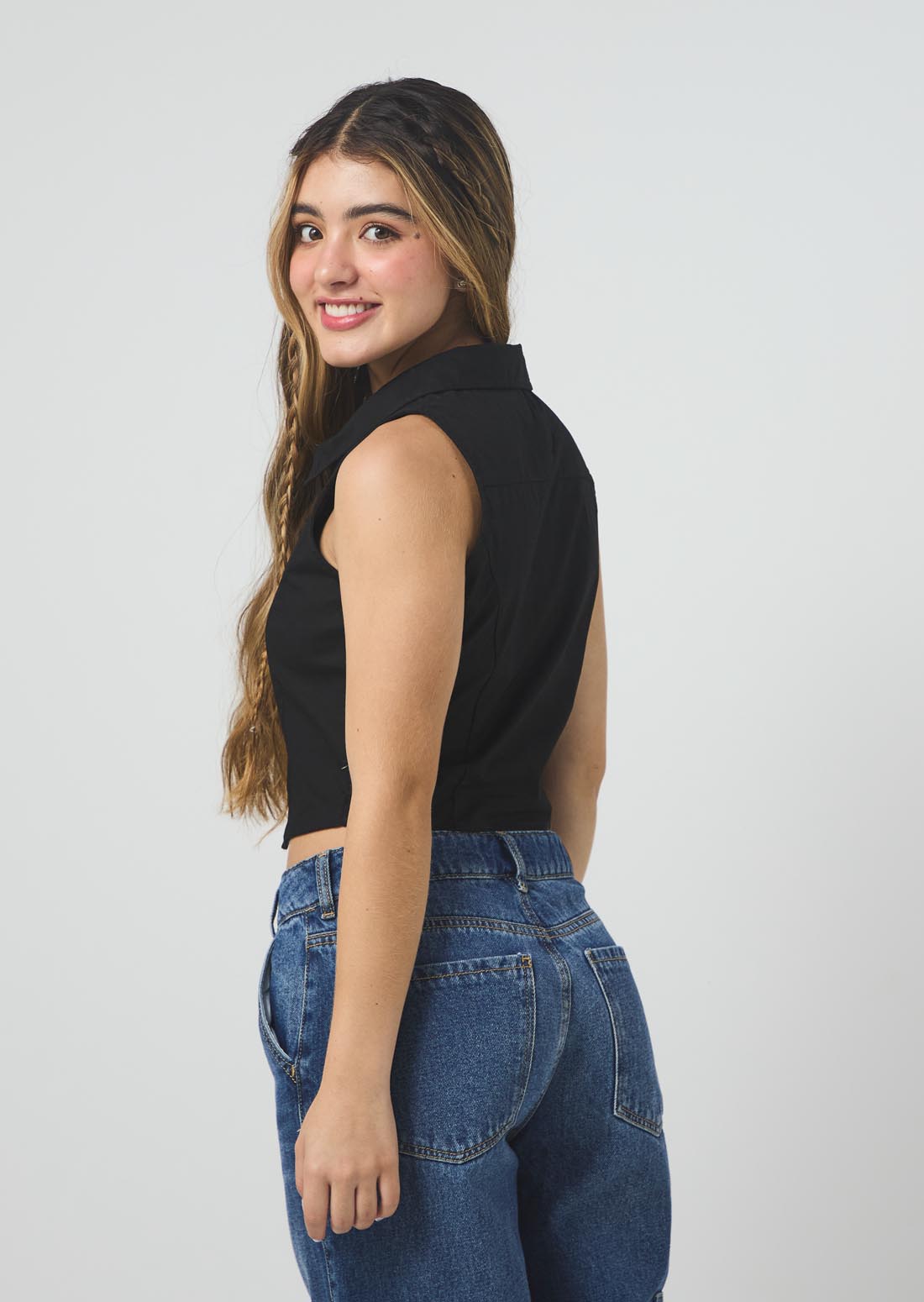 Blusa negra con cierre en frente para jóvenes