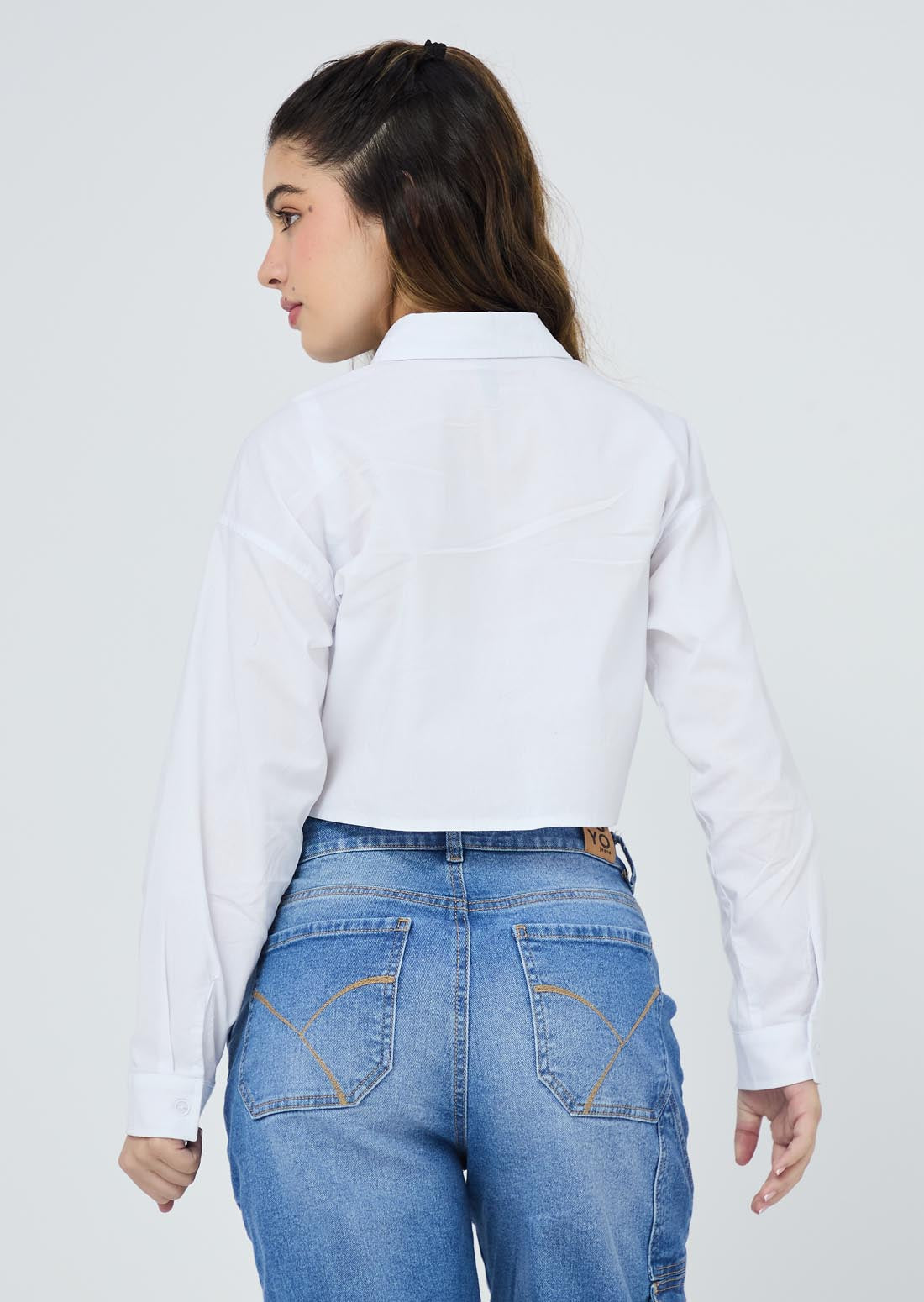 Blusa blanca con estampado en bolsillo para jóvenes