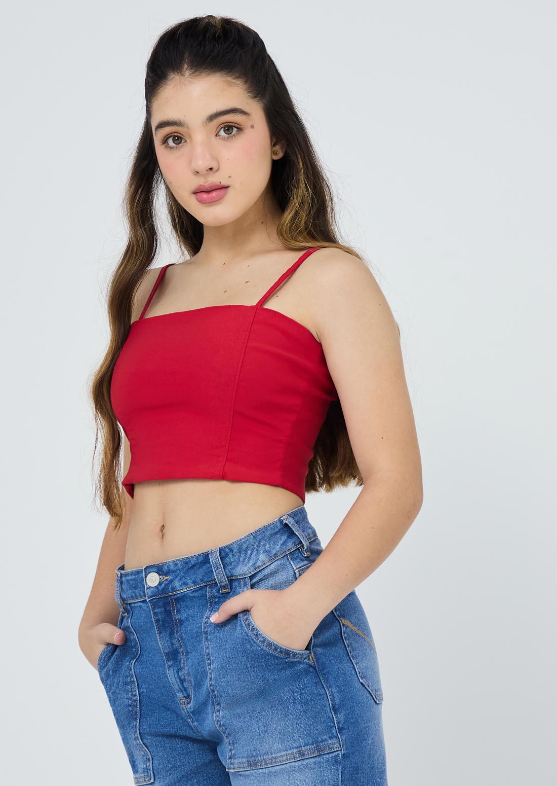 Blusa roja con cortes en frente para jóvenes