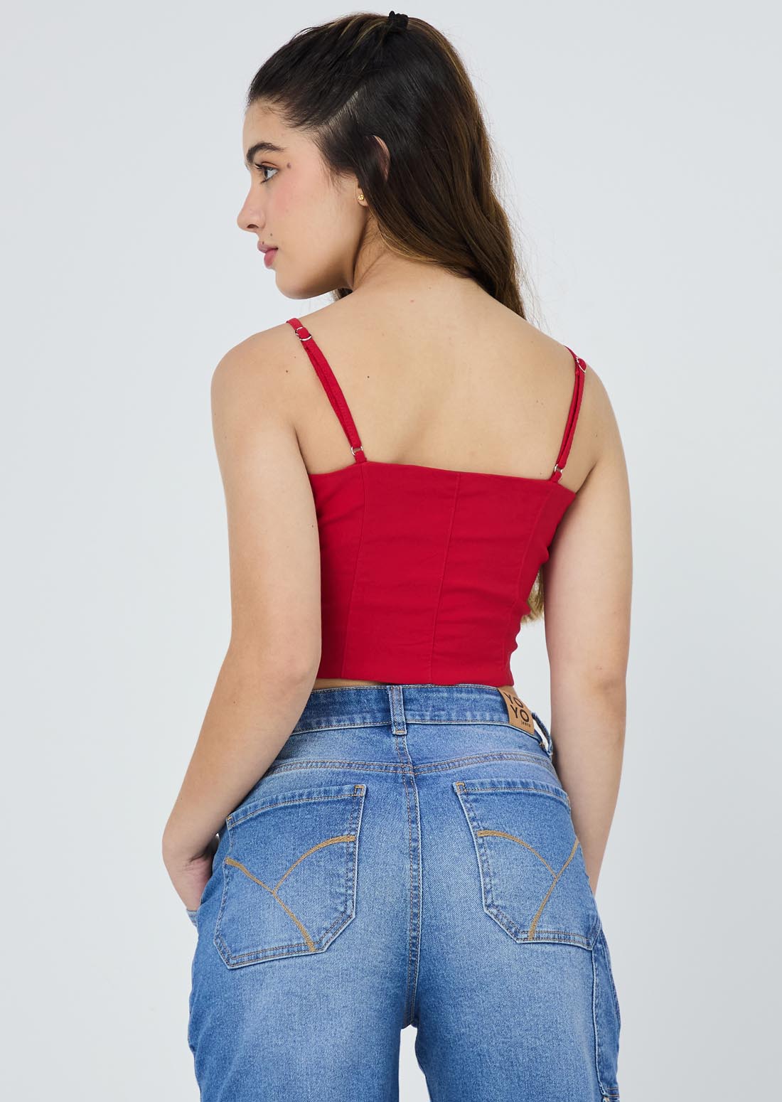 Blusa roja con cortes en frente para jóvenes