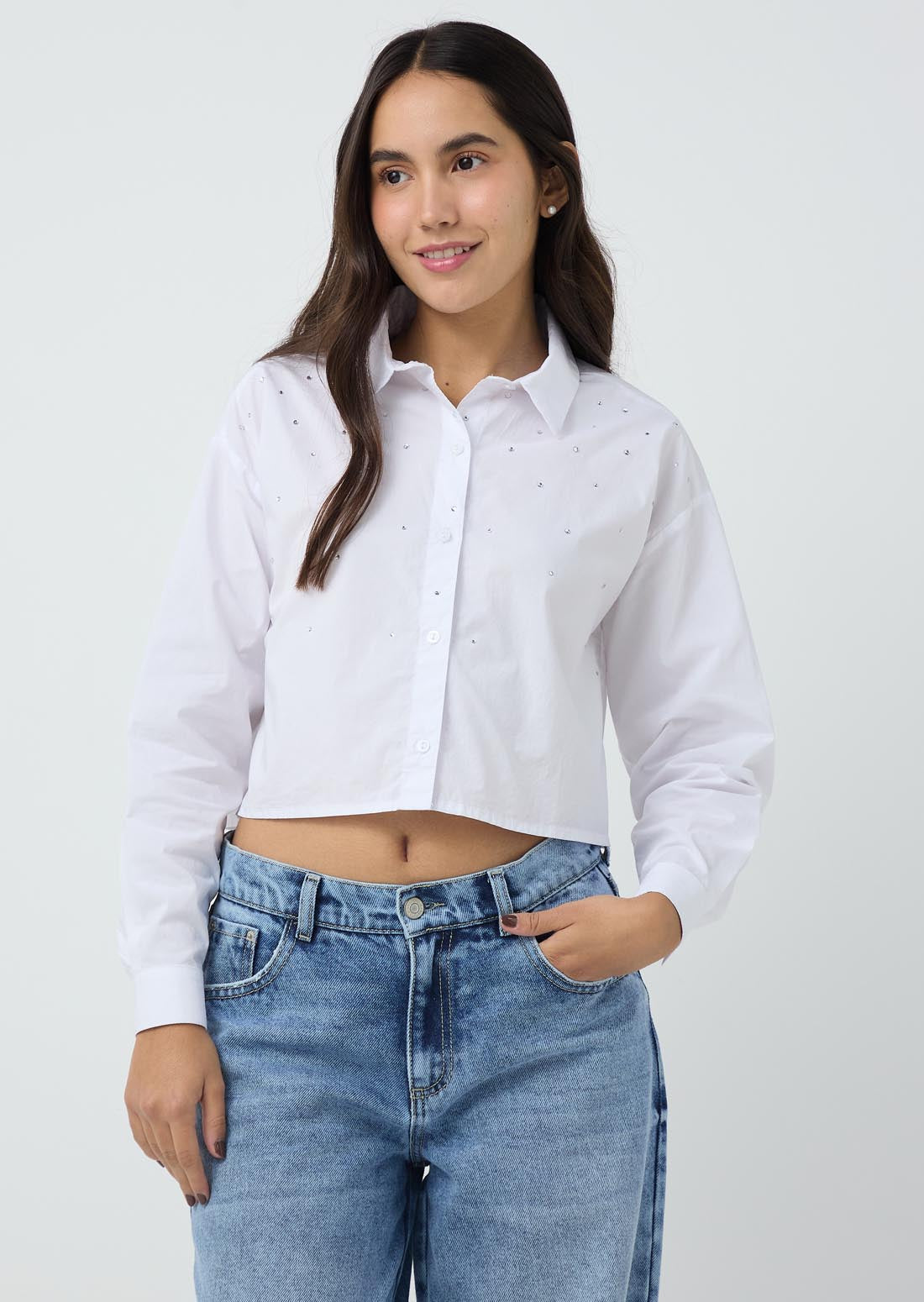 Blusa blanca con apliques en frente para jóvenes