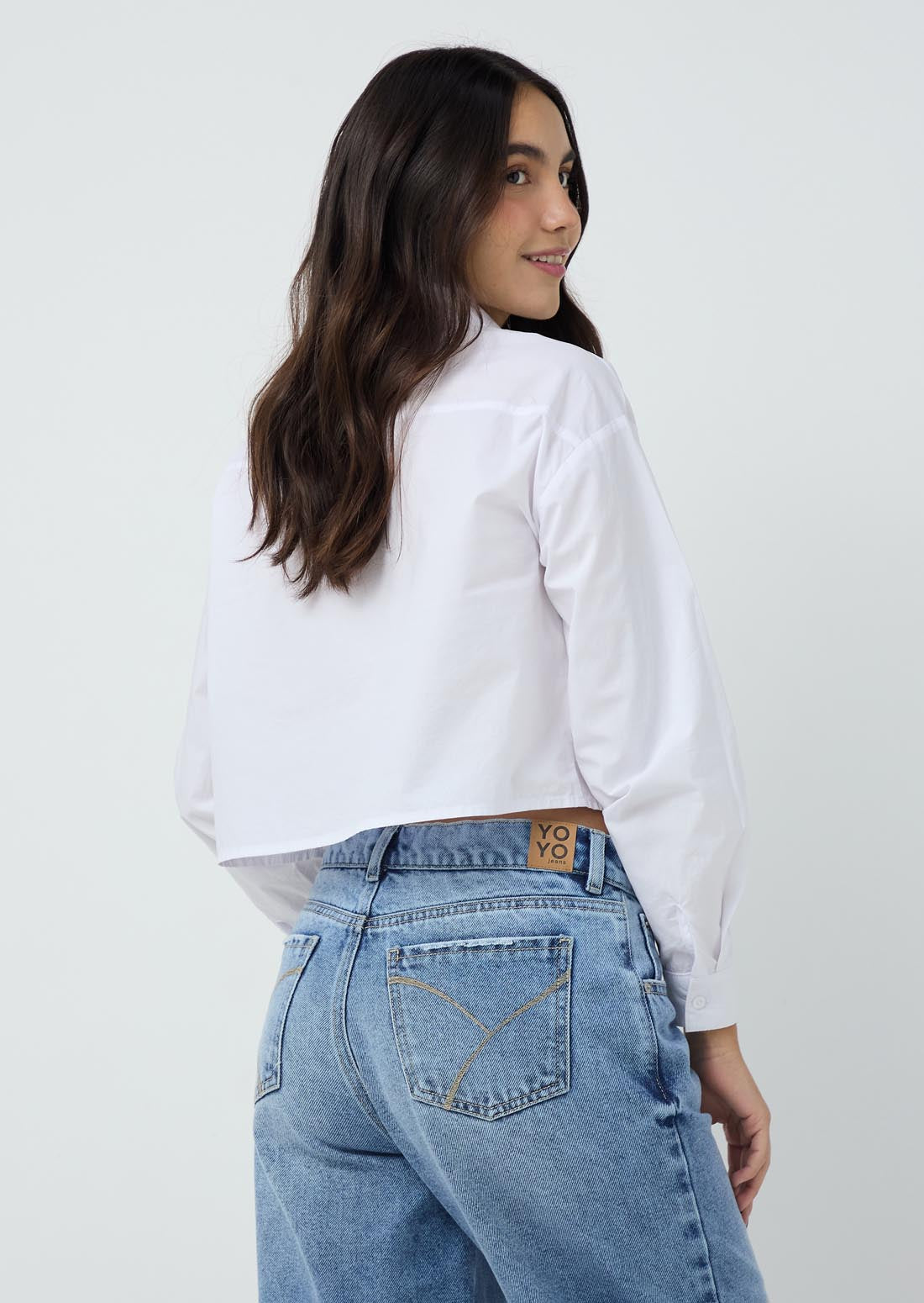 Blusa blanca con apliques en frente para jóvenes