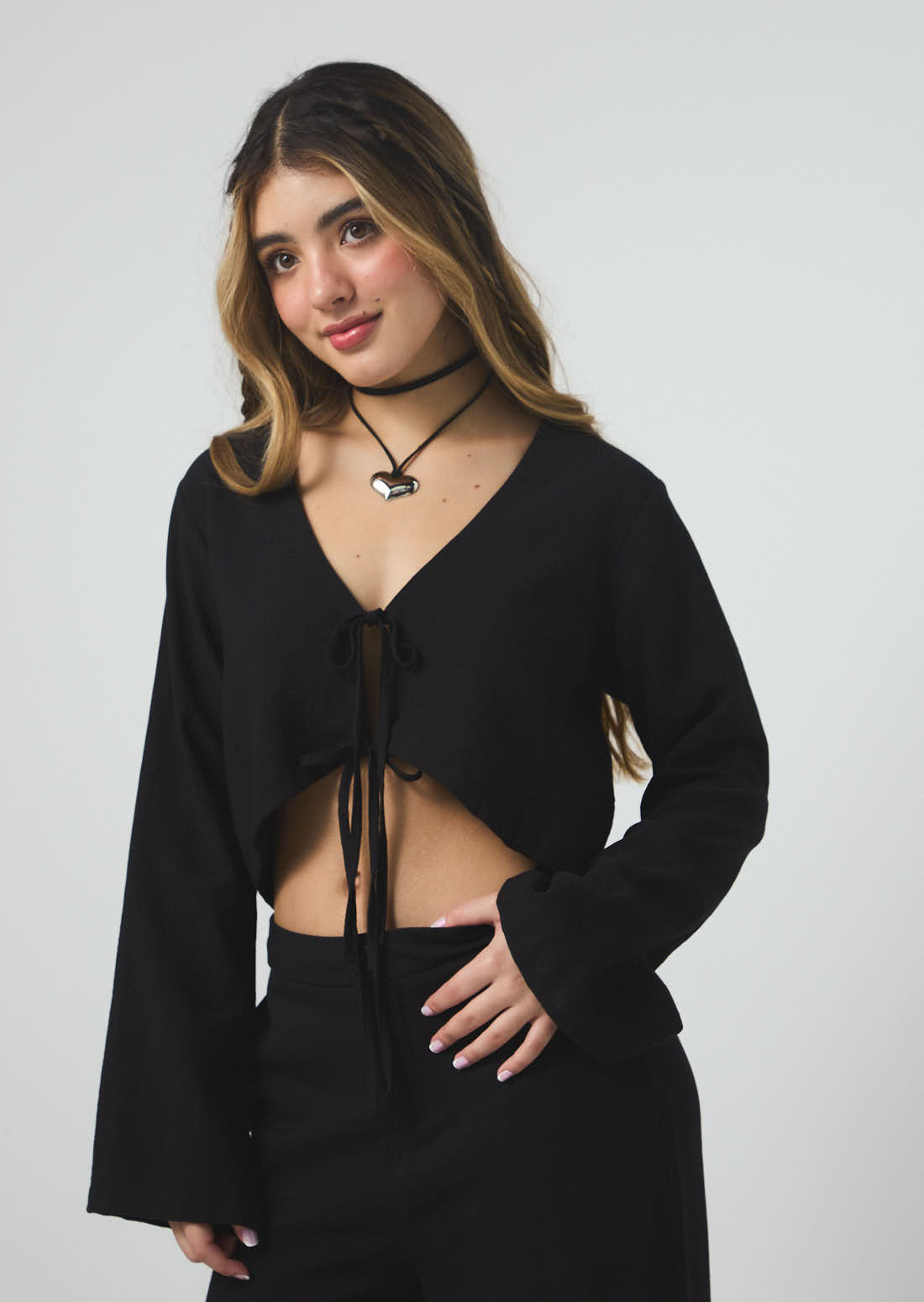 Blusa negra con amarre en frente para jóvenes