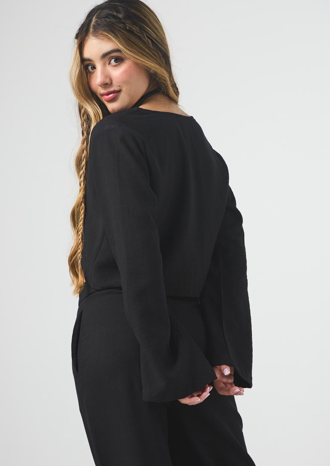 Blusa negra con amarre en frente para jóvenes