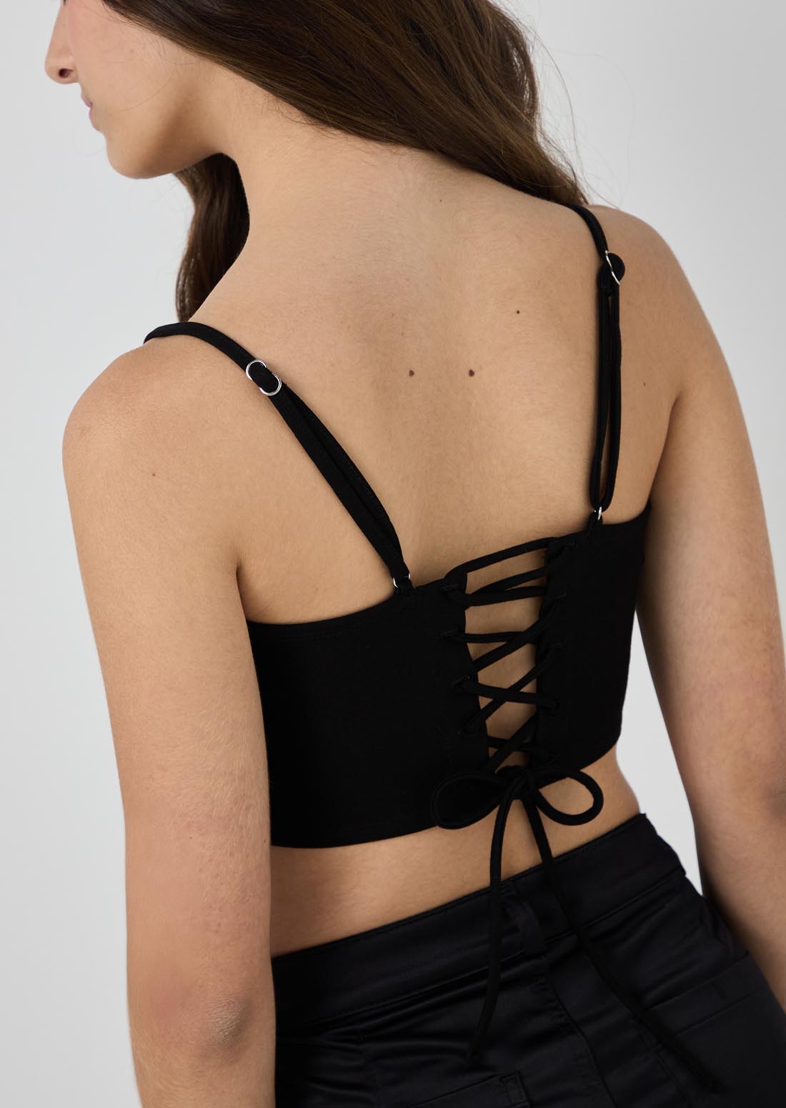 Blusa negra con lace up en espalda para jóvenes