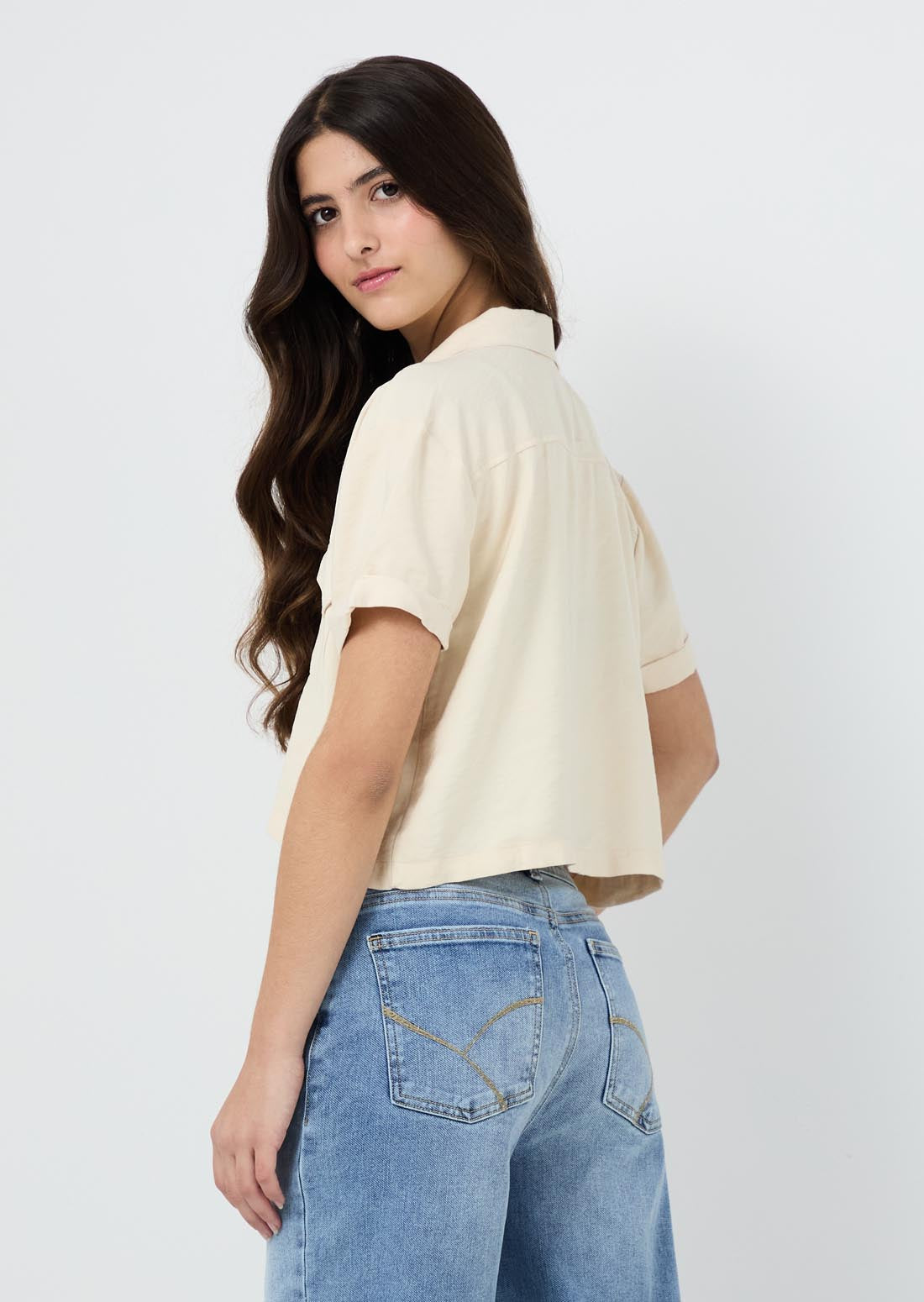 Blusa arena con bolsillos en frente para jóvenes