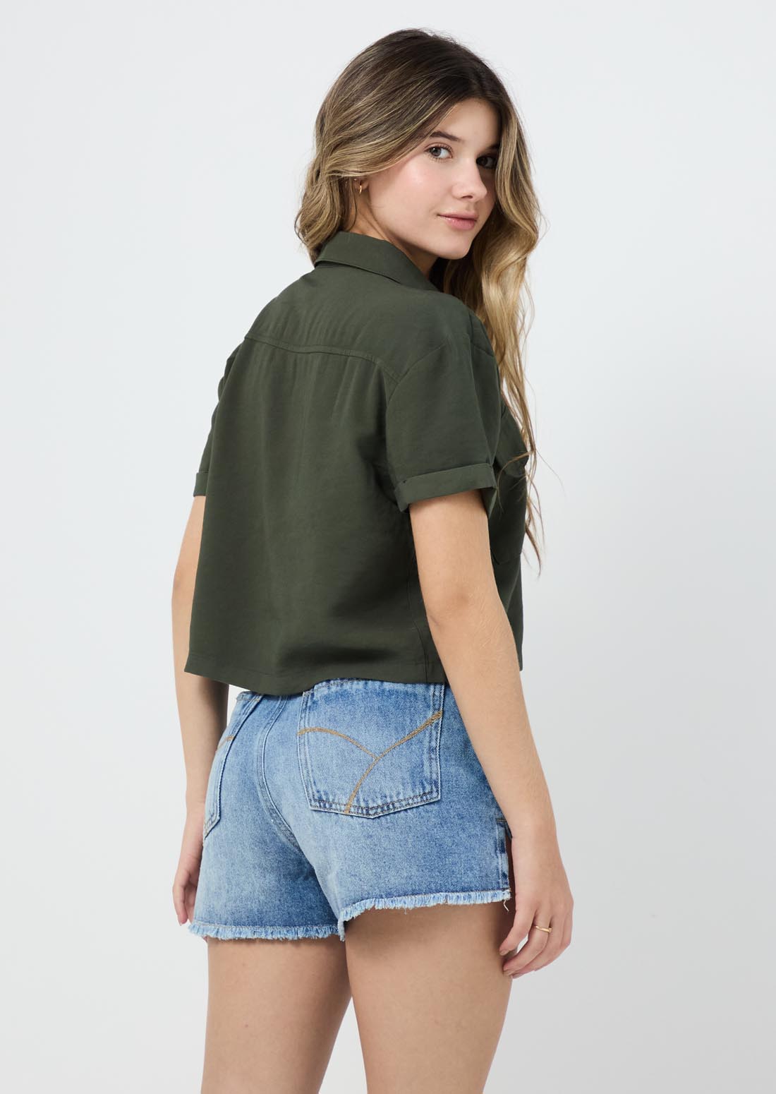 Blusa verde militar con bolsillos en frente para jóvenes