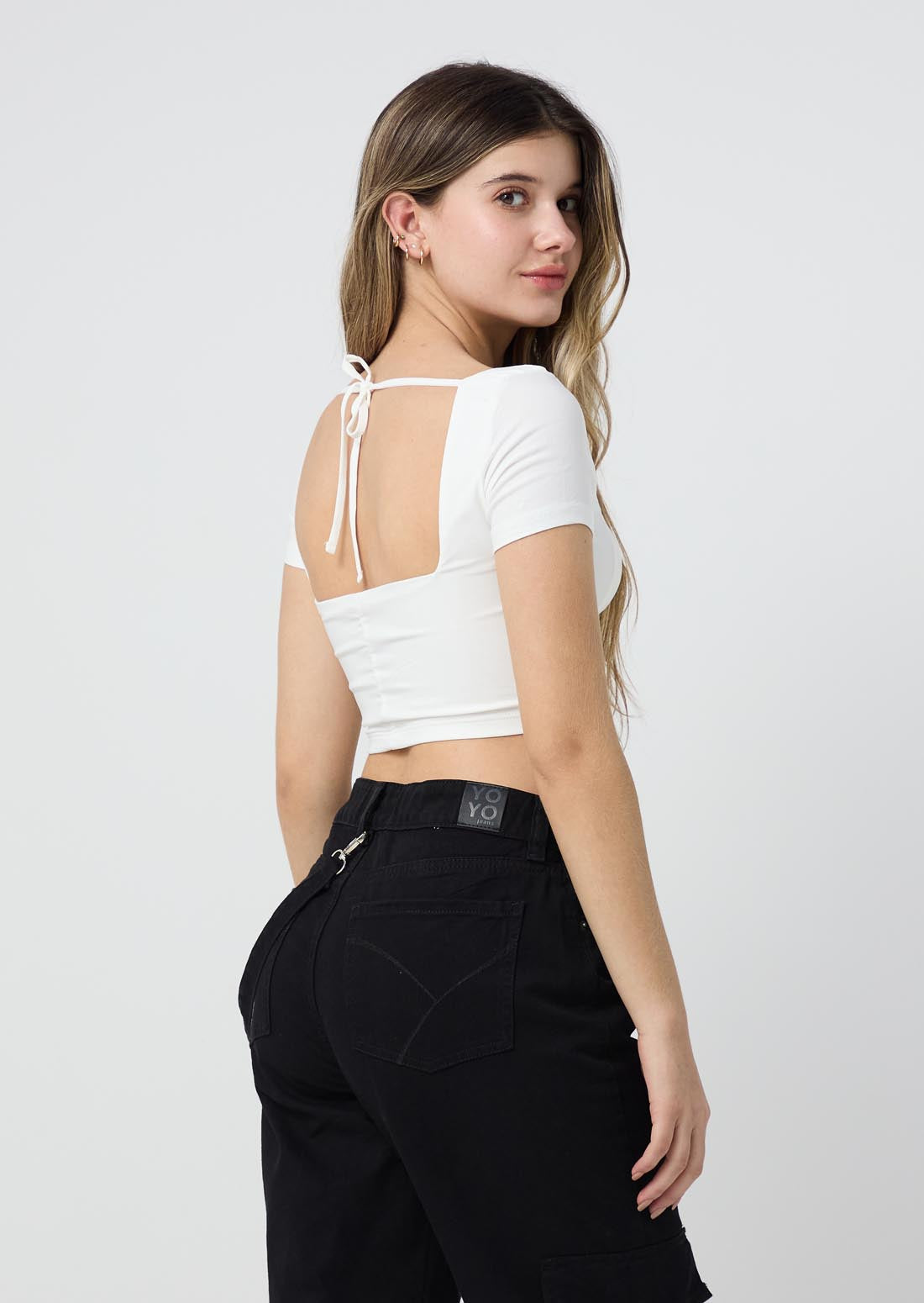 Blusa marfil con cortes en centro para jóvenes