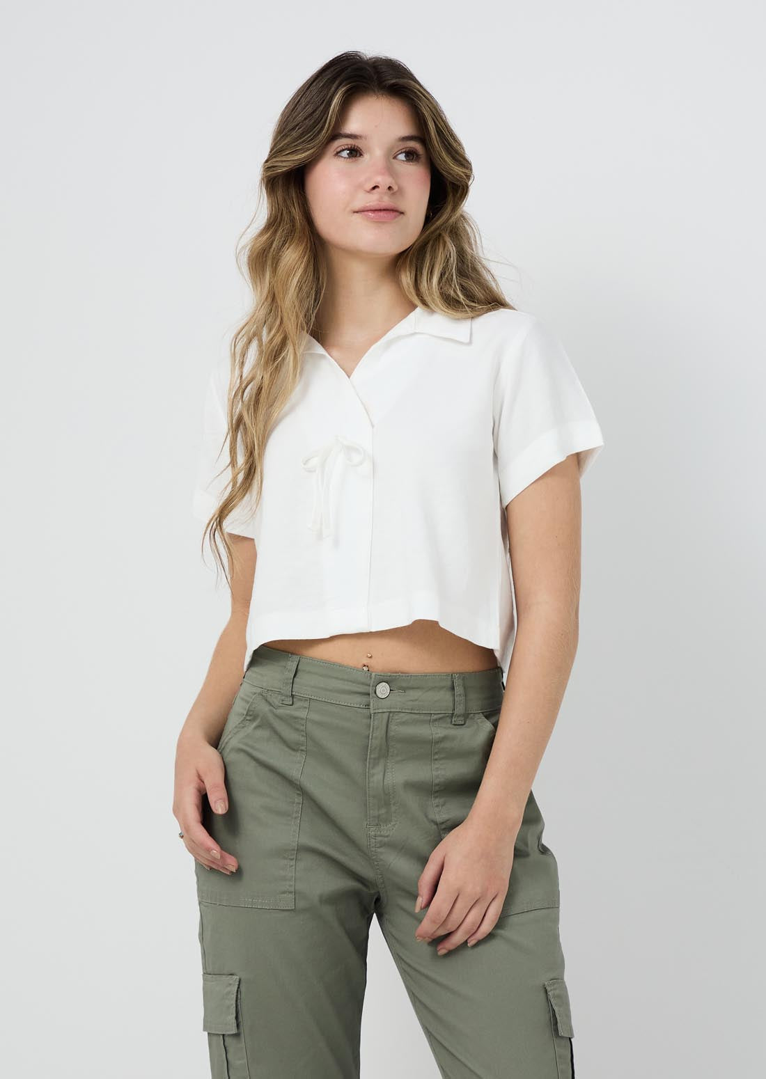 Blusa marfil con moño decorativo en frente para jóvenes