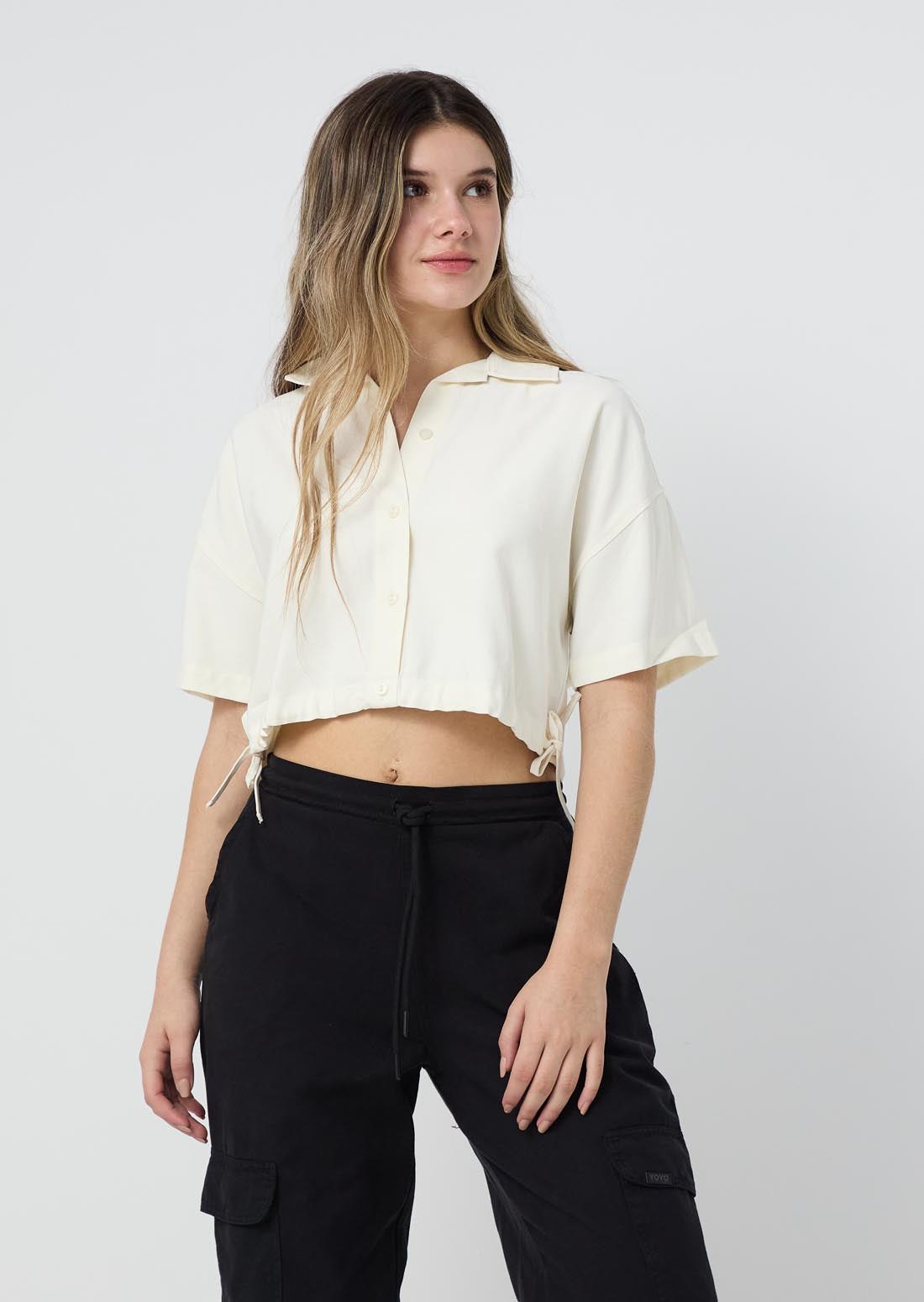 Blusa marfil con recogido ajustable para jóvenes