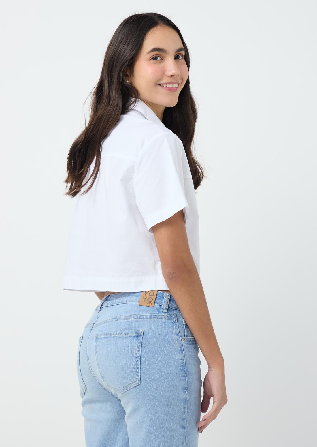 Blusa marfil con cierre y bolsillo en frente para jóvenes